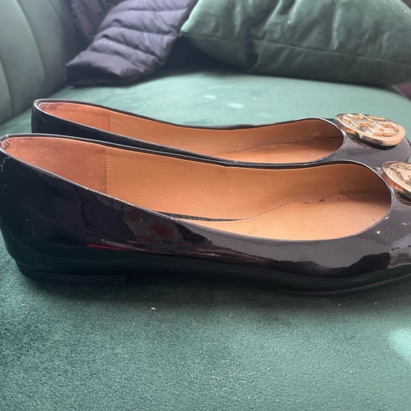 Tory Burch Black Patent Leather Logo Flats with Gold Emblem - Picture 2 of 3